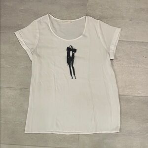 Flowy White Graphic Tee with Bow Embellishment